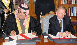 International Peace Institute President Terje Rød-Larsen signs an agreement with Bahrain's Minister of Foreign Affairs Shaikh Khalid bin Ahmed bin Mohammed Al Khalifa. (mofa.gov.bh)