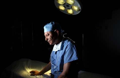During a surgery, Dr. Iraj Zandi discovered that a nurse had stolen painkiller drugs intended for his patient. He found out later that the nurse had been accused of pilfering drugs from a previous employer. (Liz O. Baylen/Los Angeles Times)