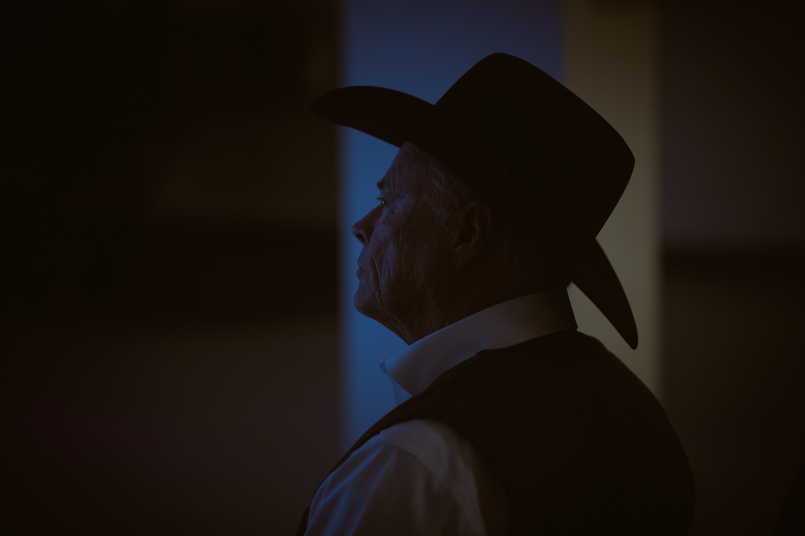 Un hombre lleva un sombrero de vaquero.