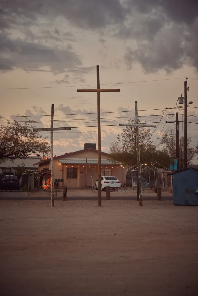 Tres cruces en frente de casas de familia en la comunidad de Guadalupe, Arizona.